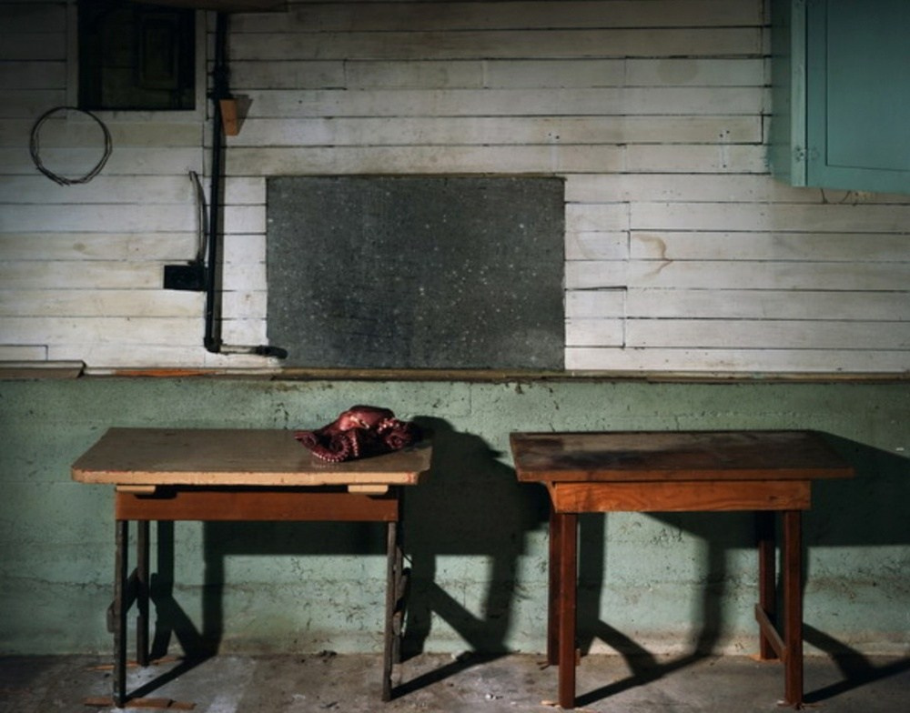 художественная фотография Джеффа Уолла с театральной постановкой и реалистичной детализацией