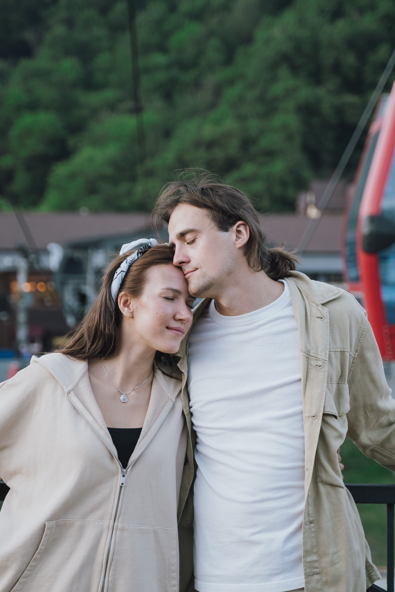 Кадр по пояс напротив канатной дороге