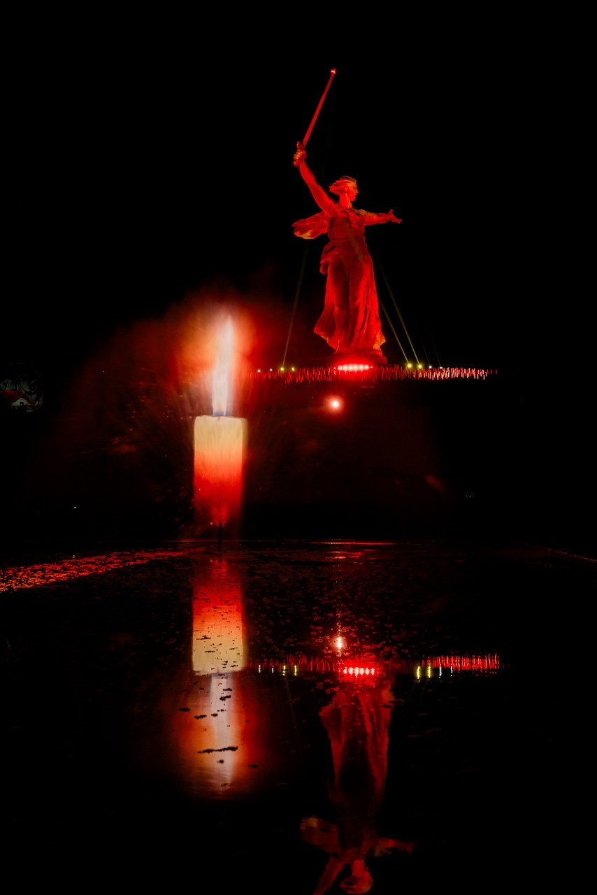 Свет Великой Победы. Волгоград, Мамаев Курган, 2025 г. 7 мая, в честь праздника 9 мая. Фотограф в Волгограде и Волжском Александр Горбань