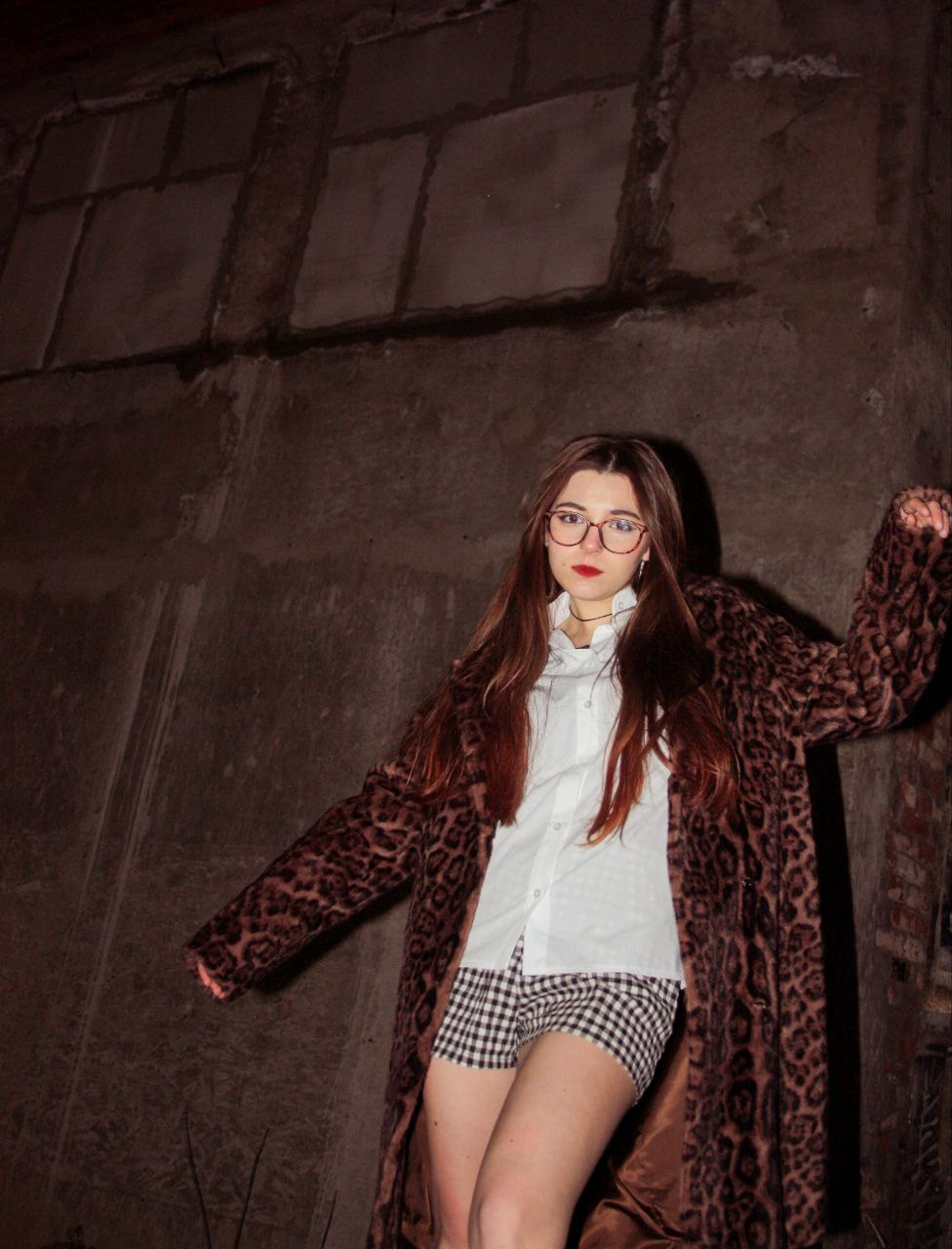 Фотосессия в стиле "street" на фоне стены в вечернее время суток