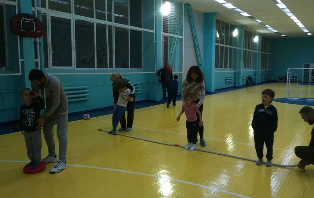 Папы на старте: как семейные тренировки делают наши занятия ЛФК особенными! 💪👨👧👦