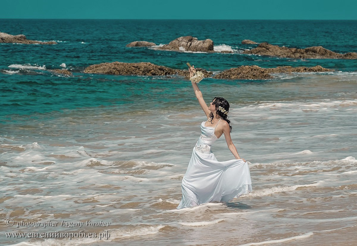 Свадебная фотосессия цветочная арка церемония Пхукет фотограф пляж невеста платье жених романтическая фотосъёмка Ката Карон Найхарн Патонг Найхарн Сурин море счастье радость идея место образ пример фото позы для фотосессии Phuket Naiharn Kata Karon Patong Surin 