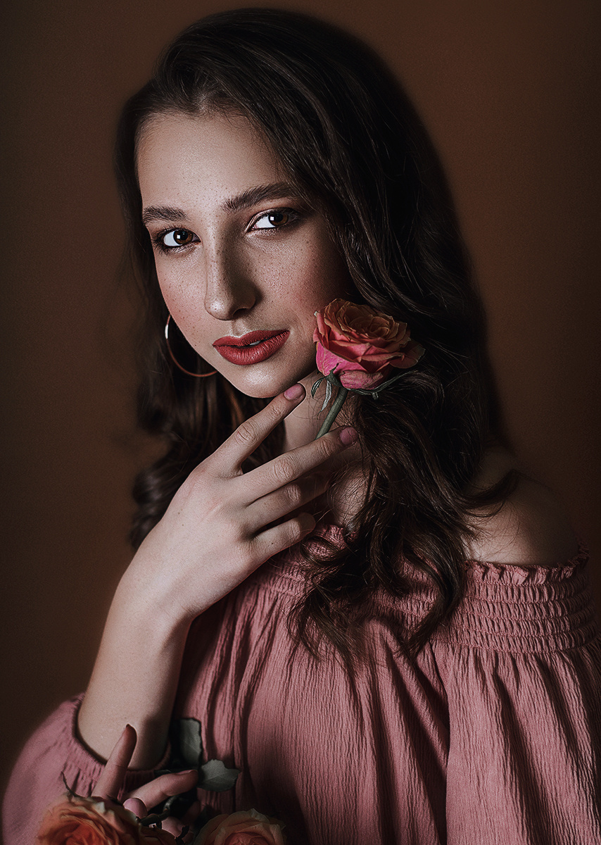 Портрет девушки с цветком