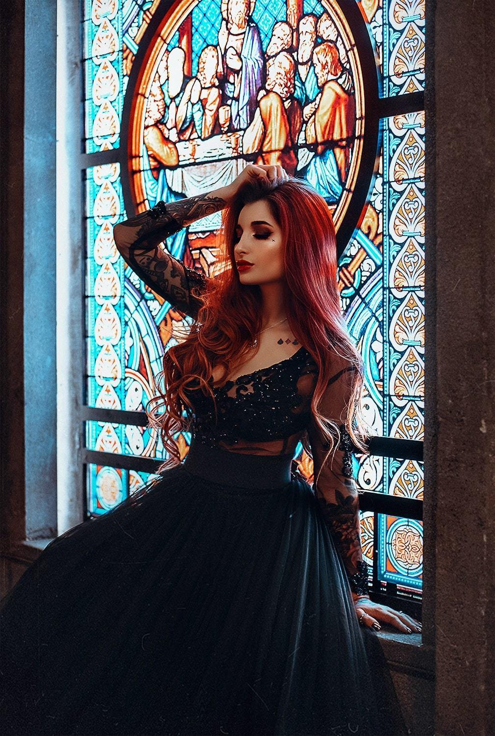 Фотосессия в студии девушка сидит около витражного окна