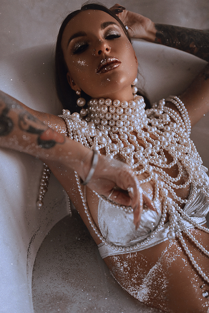 Fashion & Beauty фотосессия девушки в болеро с жемчужинами в ванной 