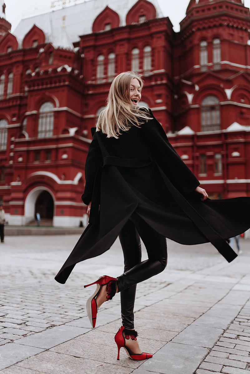 Девушка в туфлях от RICAGNO