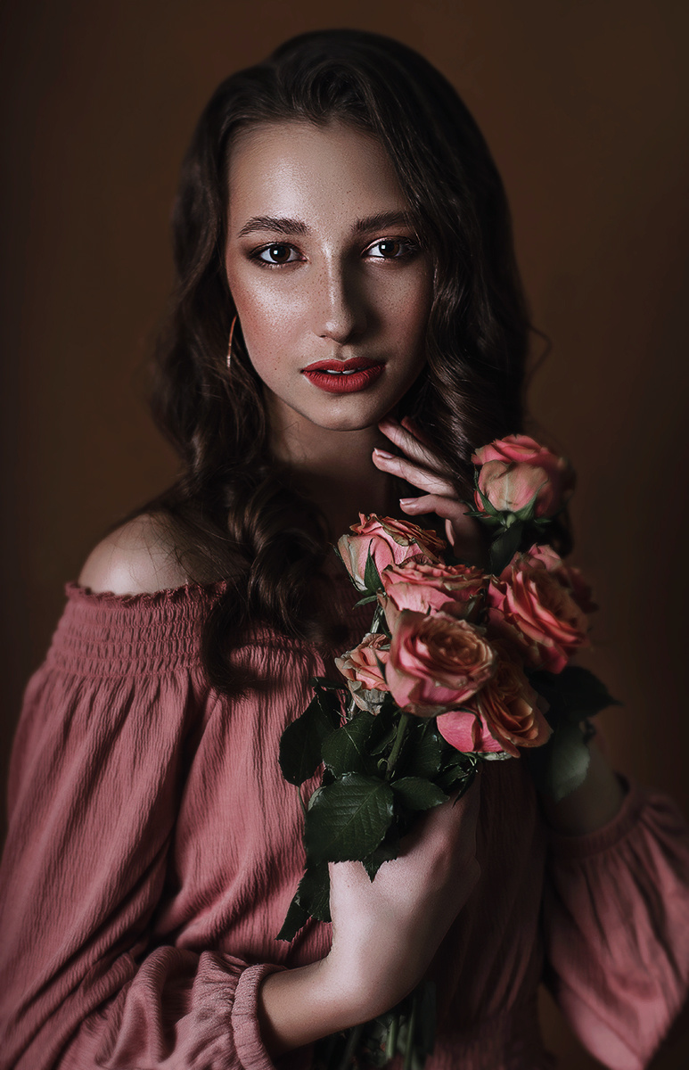 Beauty съемка портрета девушки с розами в руках