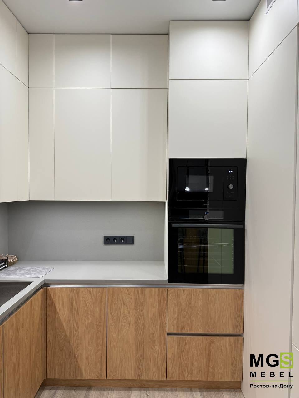 Кухня со светлыми фасадами и рабочей поверхностью MGS мебель