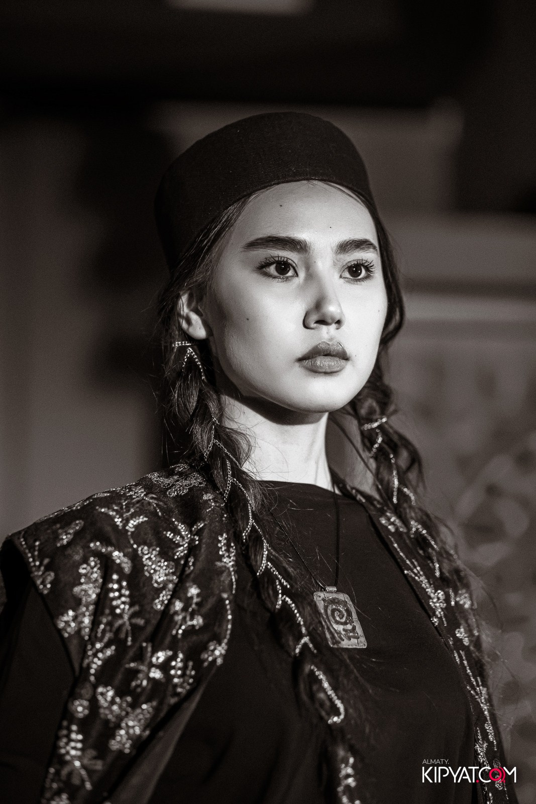 FASHION ПОКАЗ, КАЗАХСКОЙ НАЦИОНАЛЬНОЙ ОДЕЖДЫ. КИПЯТКОМ АЛМАТЫ!