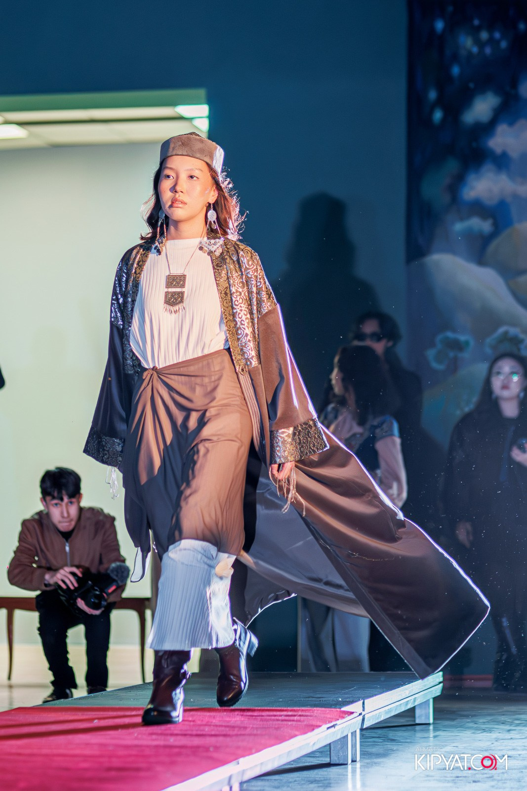 FASHION ПОКАЗ, КАЗАХСКОЙ НАЦИОНАЛЬНОЙ ОДЕЖДЫ. КИПЯТКОМ АЛМАТЫ!