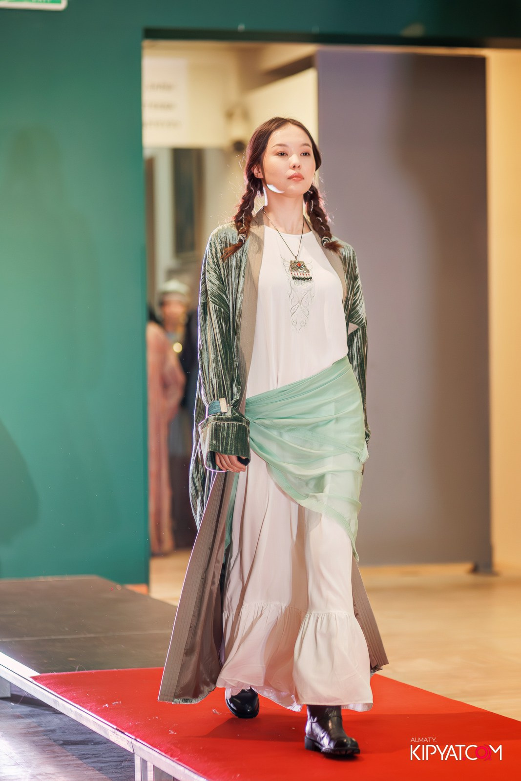 FASHION ПОКАЗ, КАЗАХСКОЙ НАЦИОНАЛЬНОЙ ОДЕЖДЫ. КИПЯТКОМ АЛМАТЫ!