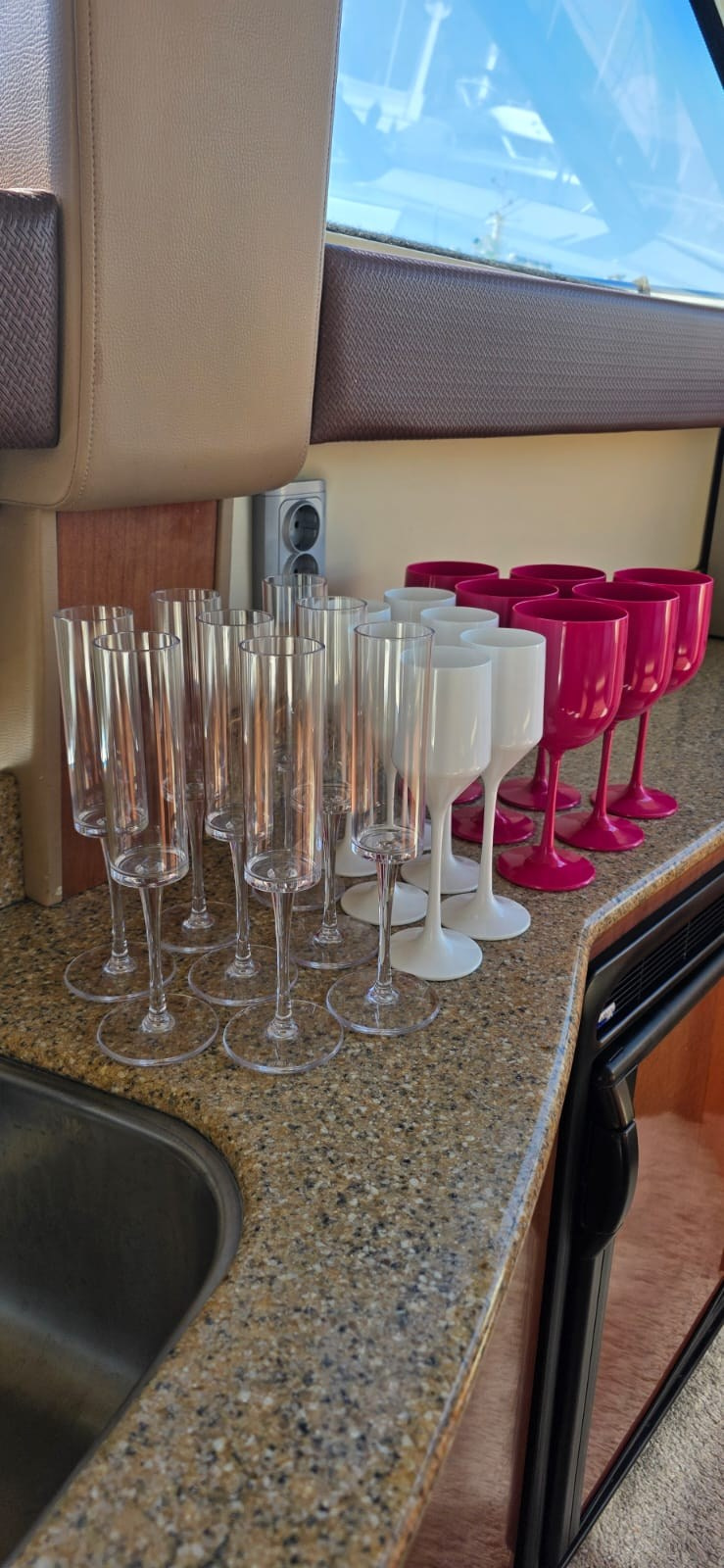 Яхта Кисс Аренда Яхты в Сочи Яхтанаморе YACHTNAMORE YACHTANAMORE