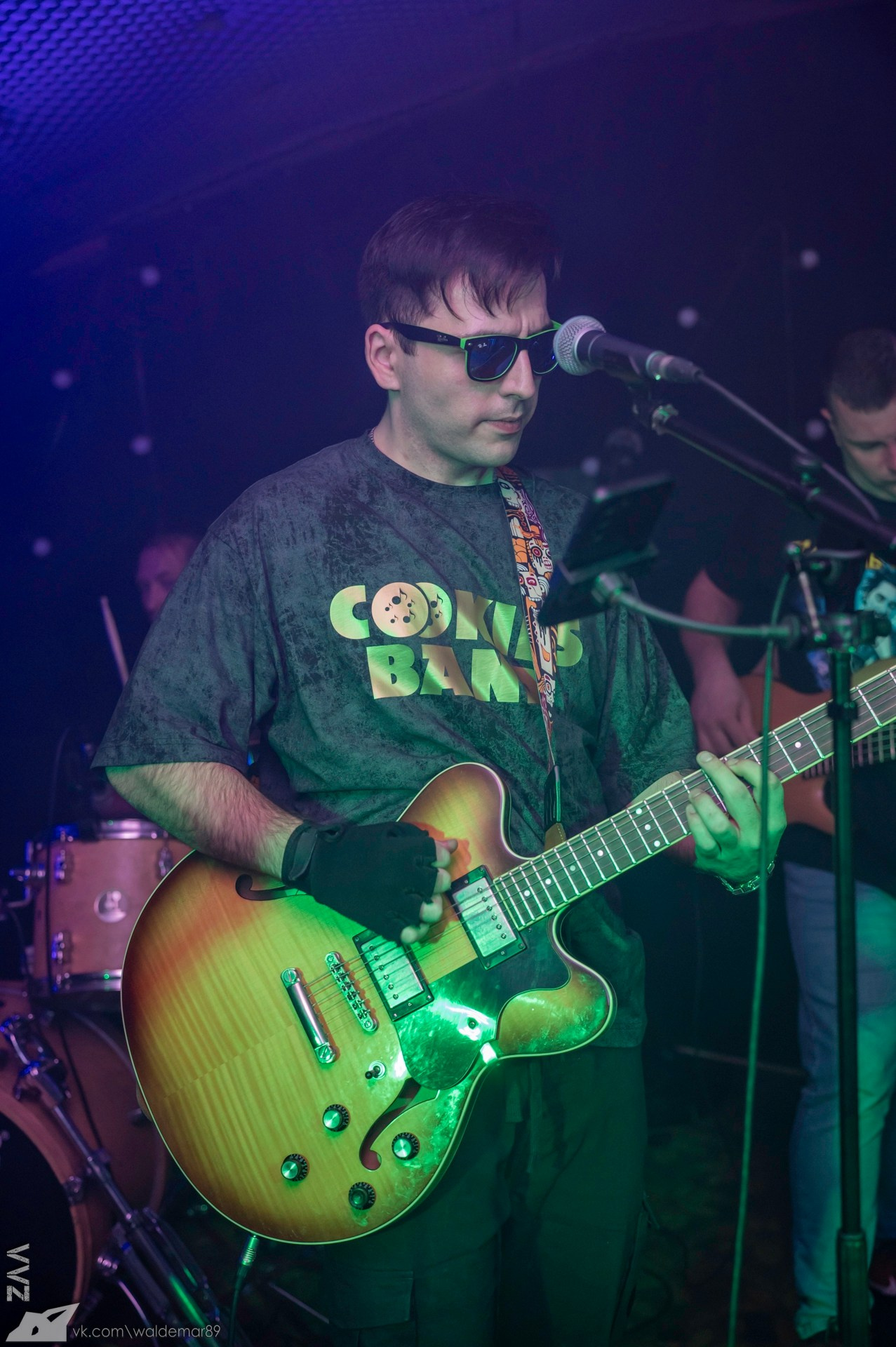 День рождения вокалиста группы Cookie's Band в баре «Дело Не В Тебе». Фотограф в Красноярске Владимир З