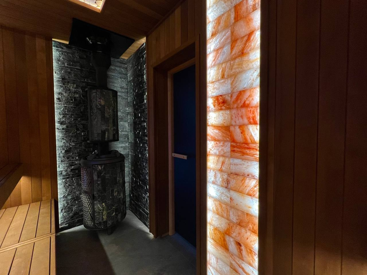 Атмосферная парная в Садах Времени с большим панно из гиммалайской соли, сеном с горных лугов Крыма и теплой линейной подсветкой. SaunaTopMasters