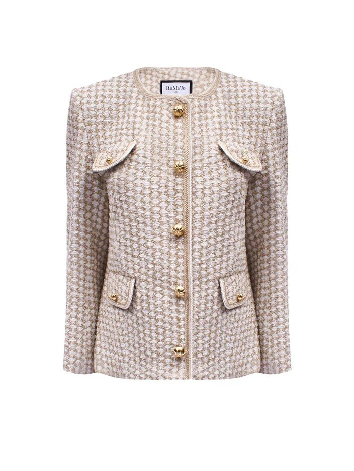 Бежевый жакет с золотыми пуговицами на невидимом манекене на белом фоне