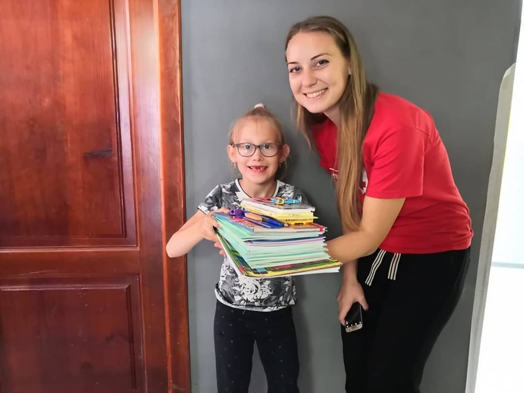 Первый раз в первый класс: как здорово идти в школу с новыми друзьями и полным ранцем! 🎒✨