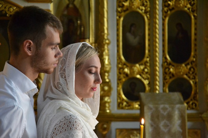 Посещение церкви. Благословение. Fotounata.ru