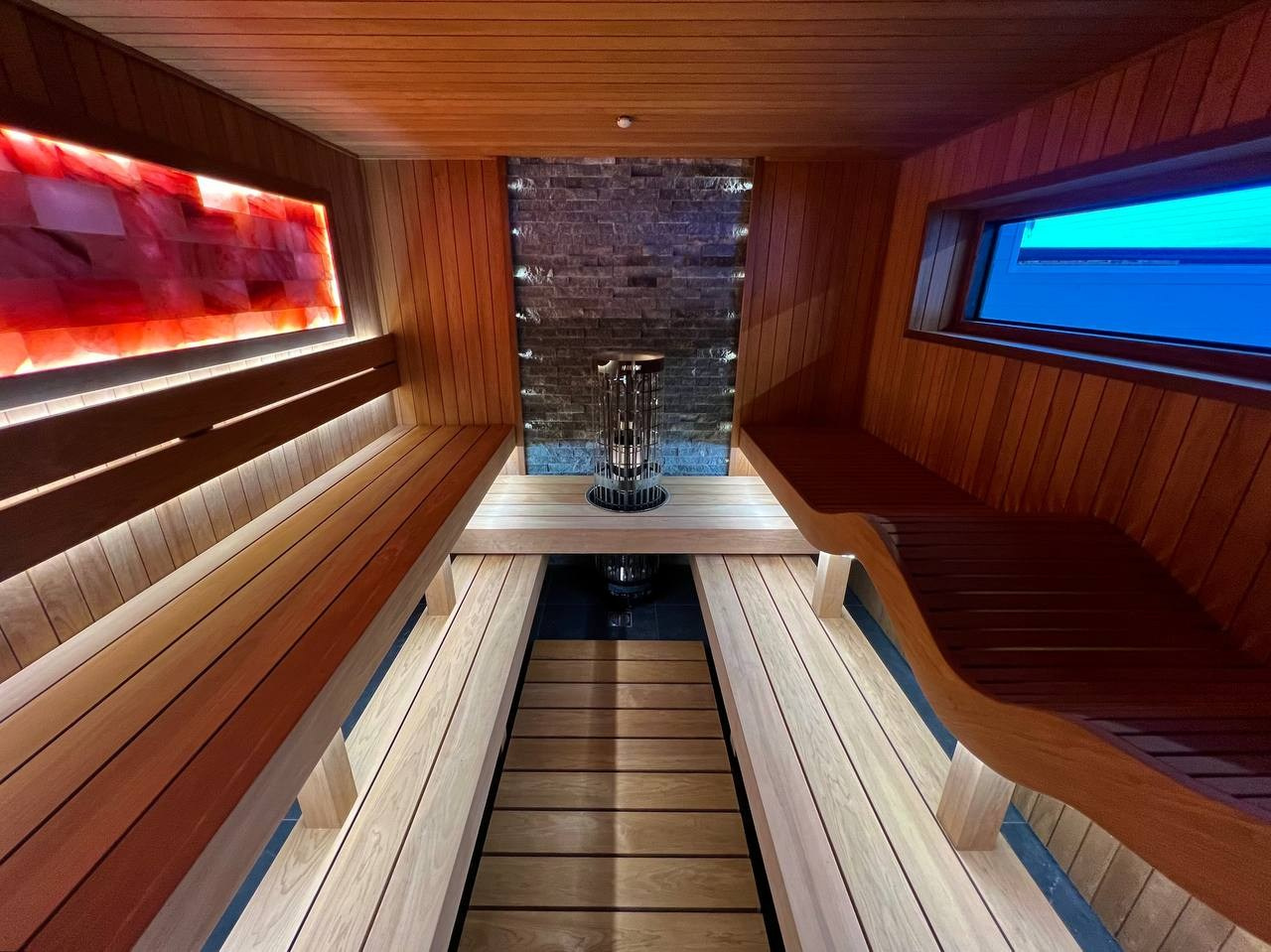 Сауна в Хапо-Ое имеет две зоны: внешне похожие, но разные по назначению. Можно выбрать одну или насладиться обеими сразу. SaunaTopMasters
