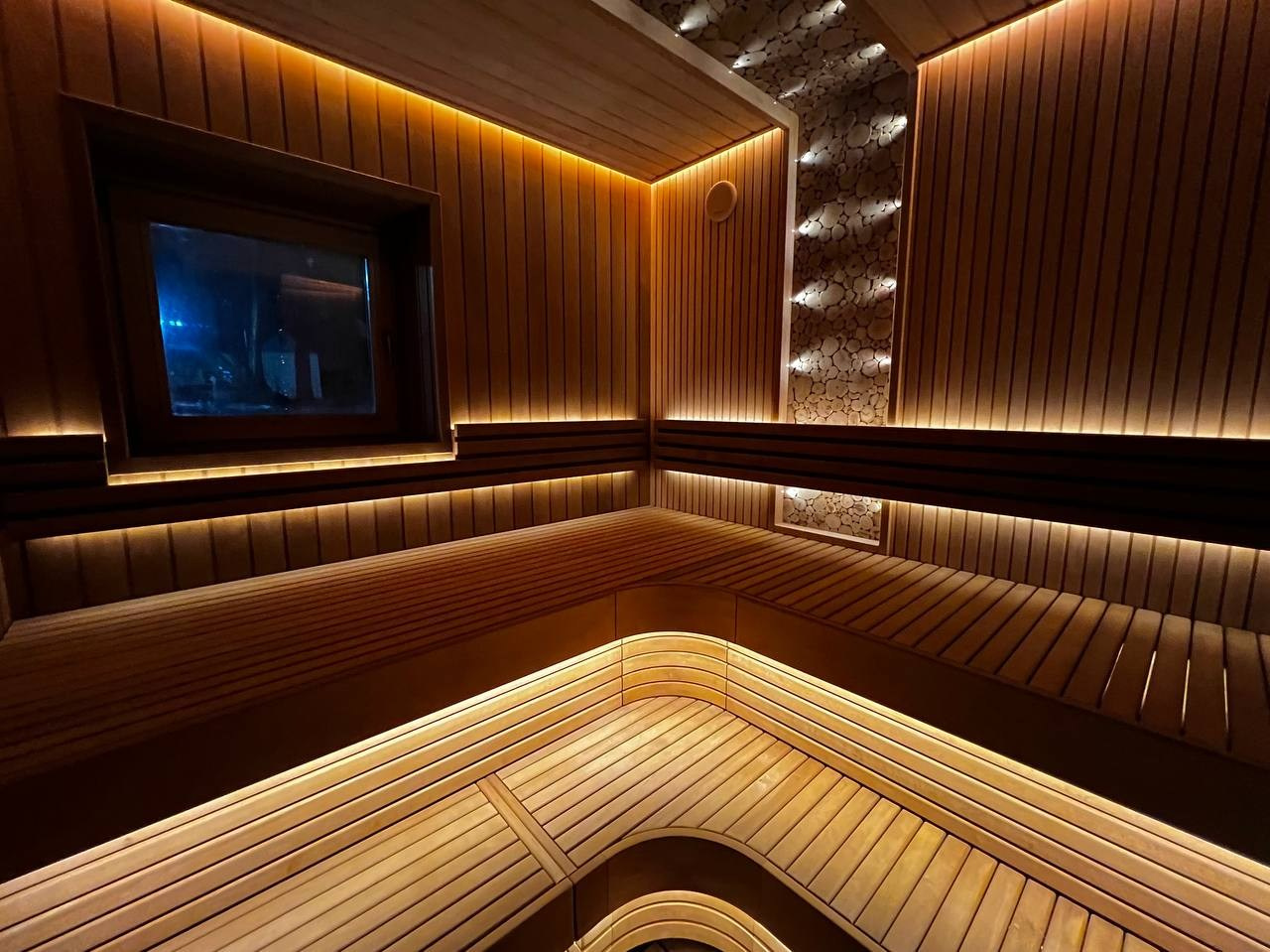 Роскошная парная на берегу Пионерского озера. Благородная термоольха, ароматный можжевельник и теплая подсветка дарят незабываемую атмосферу. SaunaTopMasters