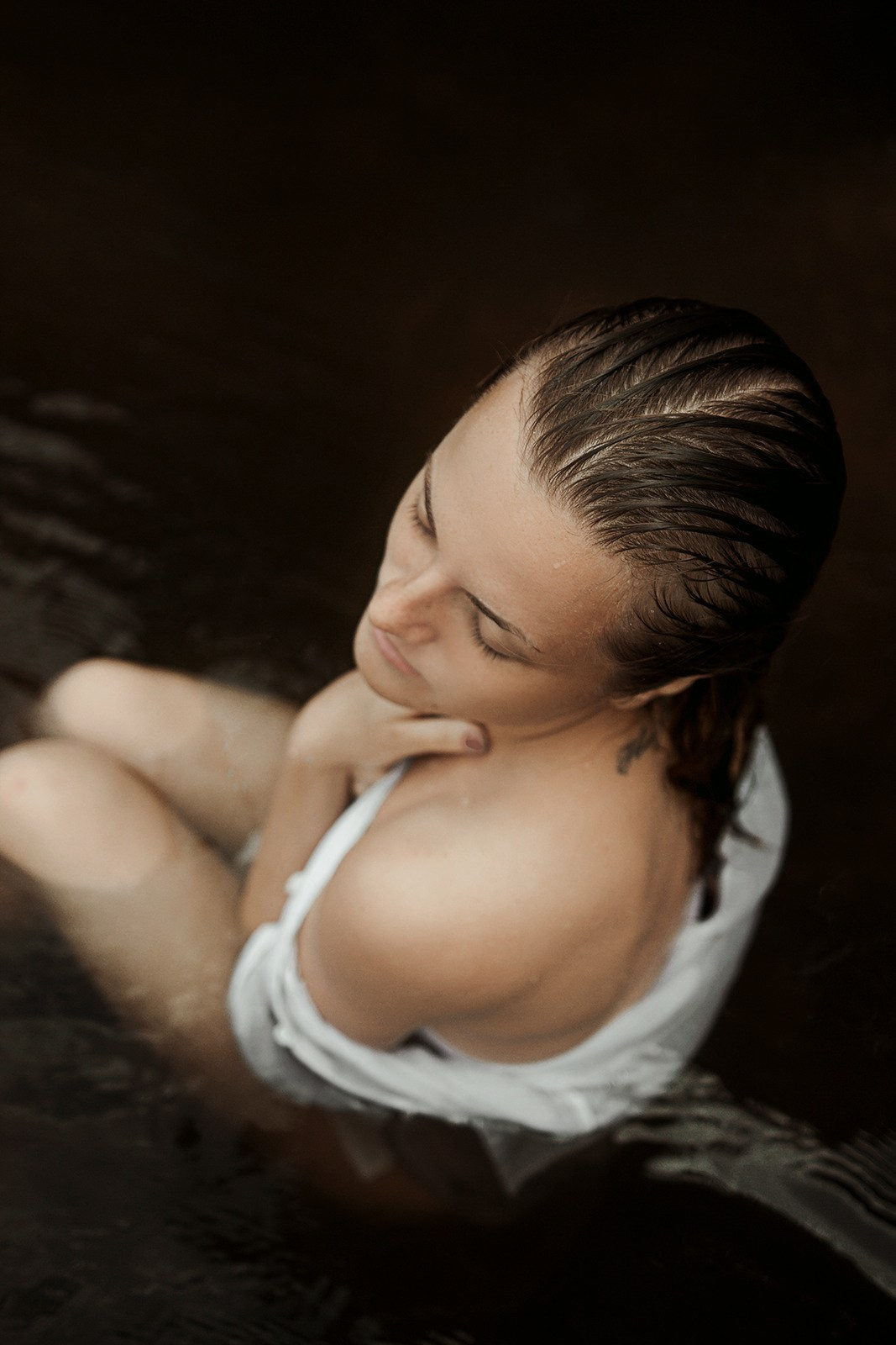 Портретная фотосессия Девушка в белой рубашке в озере. Портретный фотограф в Москве Ольга Акушко