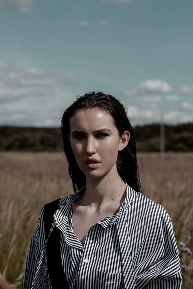 Портрет девушки в поле