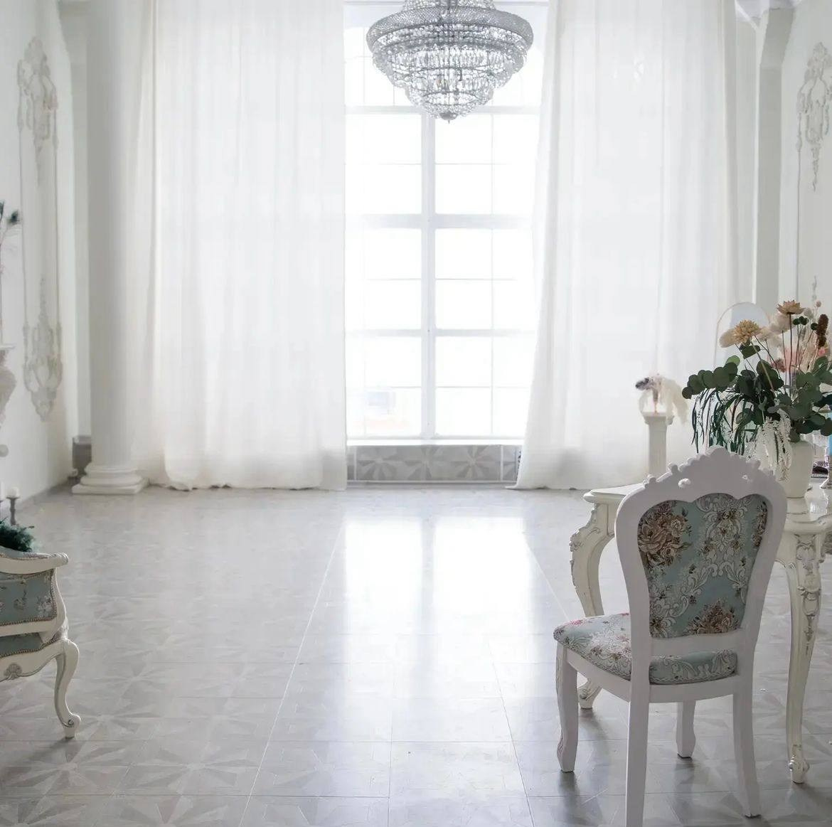 Студия Love is зал Колонны, 1700 руб. в час. Классный фотограф Красноярска Васильева Ирина