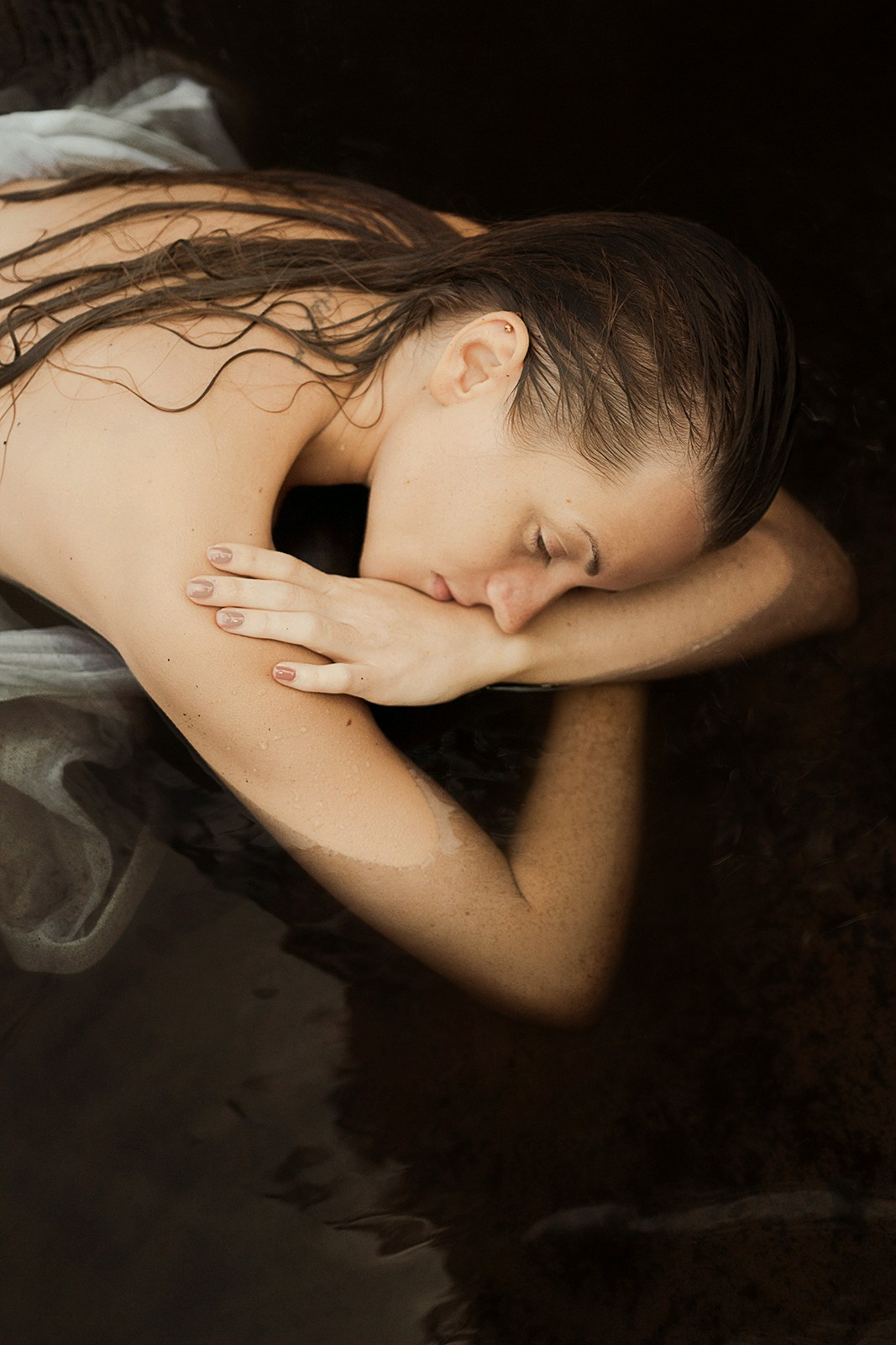 Портретная фотосессия Девушка в белой рубашке в озере. Портретный фотограф в Москве Ольга Акушко