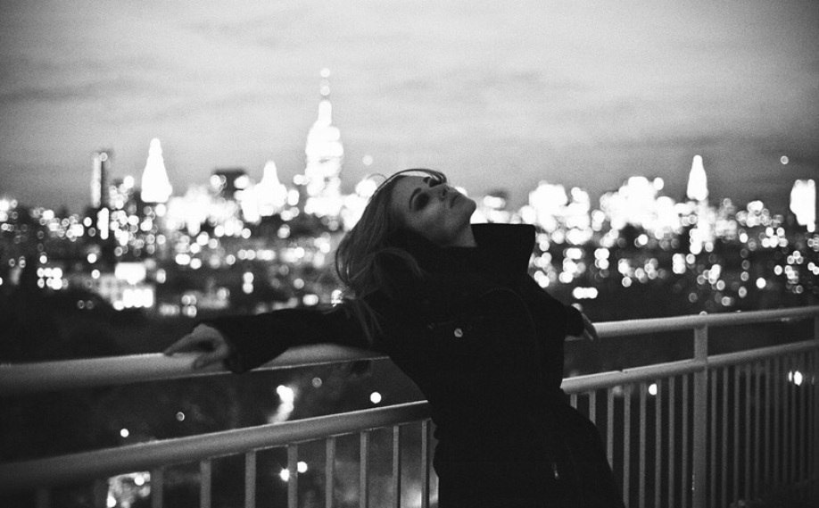 Идея для фотосессии: Женщина в пальто, стиль old money