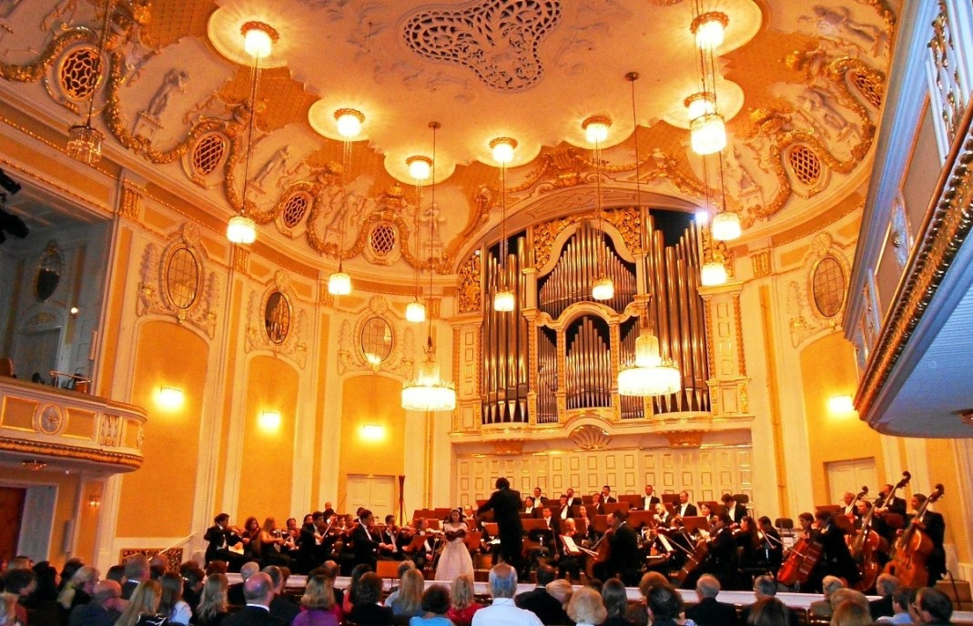 На сцене. Скрипачка Анна Савкина