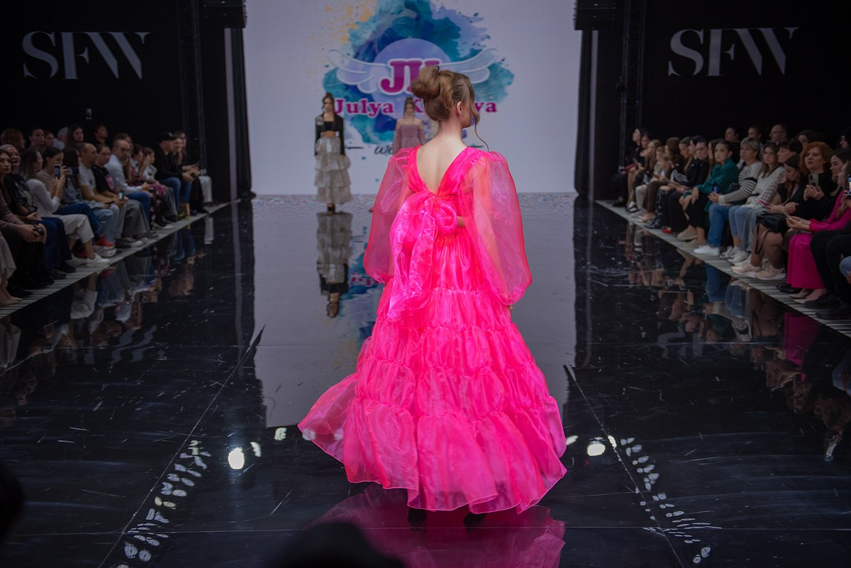 SochiFashionWeek2024 дизайнер Юлия Крылова. Семейный и коммерческий фотограф в Сочи Александр Бодунов