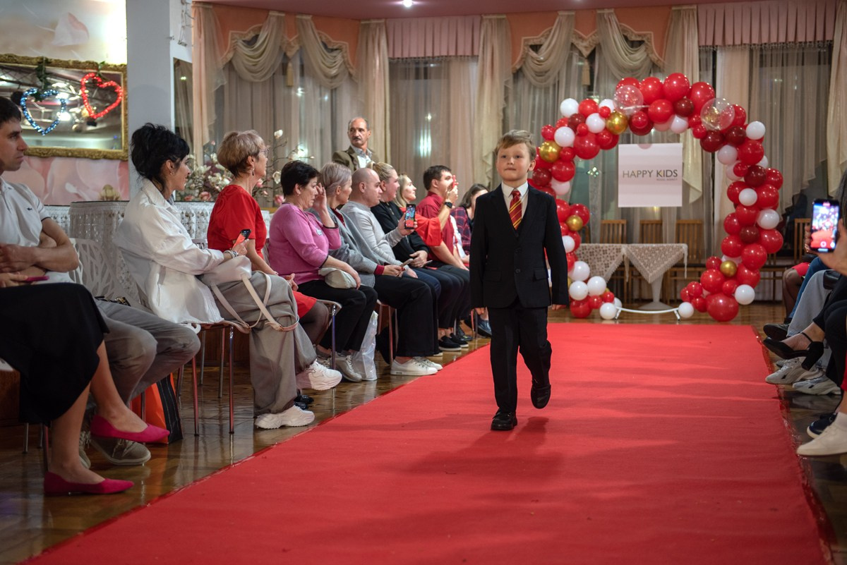 Выпускной в детской школе моделей HAPPYkids 2024. Семейный и коммерческий фотограф в Сочи Александр Бодунов