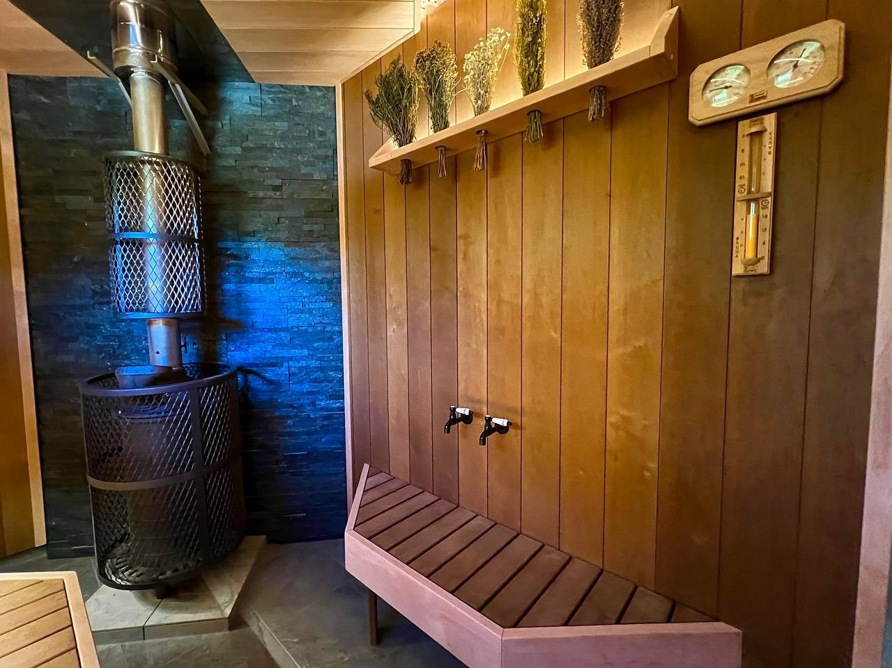 Диагональная баня в Отрадном. В помещение парной встроена отдельная инфракрасная кабина. Смелое и уникальное решение. SaunaTopMasters