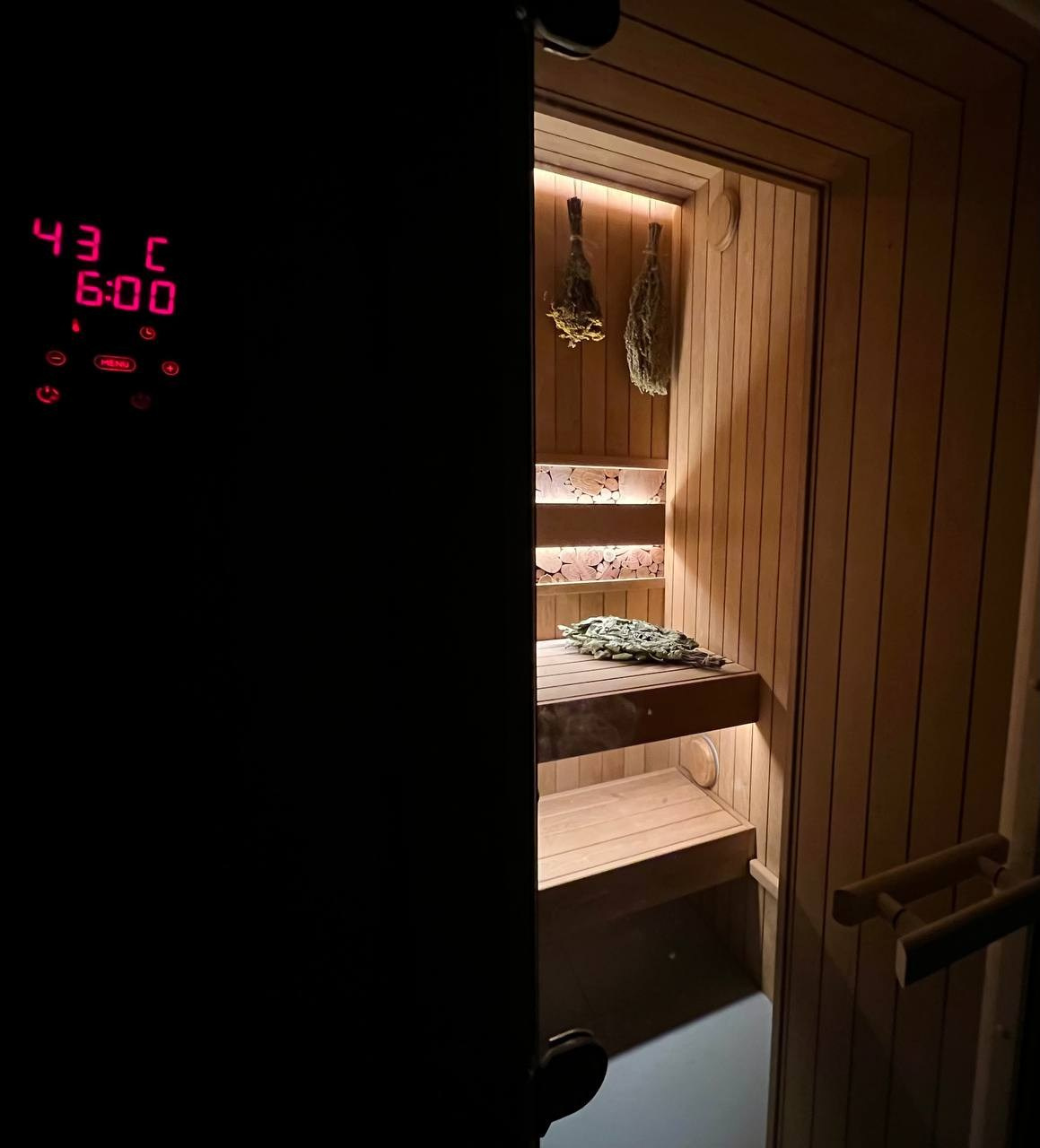 Уютная сауна в Зеленом Острове с Harvia Cilindro и отделкой из термоольхи; можжевельник и крымские травы дарят интересный насыщенный аромат. SaunaTopMasters