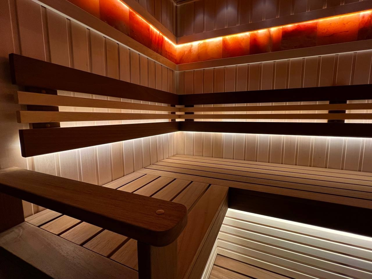 Сауна на Кавголовских холмах выполнена из целого обилия материалов. Оптоволокно и свет солевых блоков подчеркивают каждую деталь интерьера. SaunaTopMasters