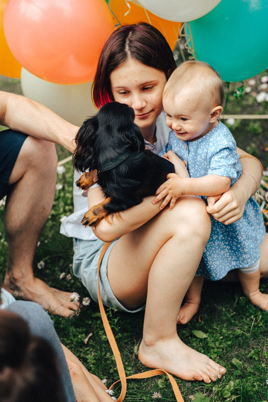 Коля, Ксюша, Саша, Андрей, Кира и бабушки | на даче