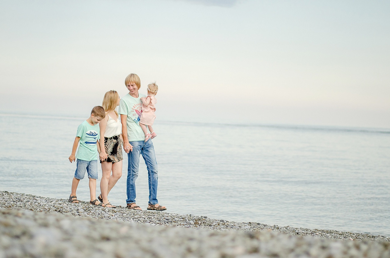 Семейная фотосессия на берегу моря. Семейный фотограф ЕЛЕНА ШАФИГУЛИНА