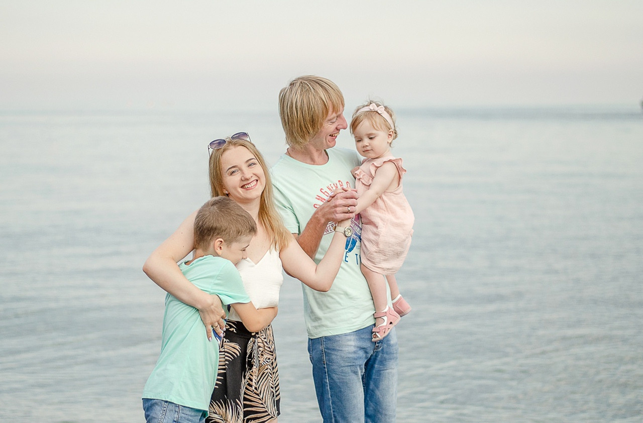 Семейная фотосессия на берегу моря. Семейный фотограф ЕЛЕНА ШАФИГУЛИНА