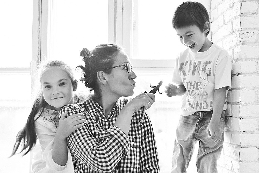 Счастливая мама с детками у окна