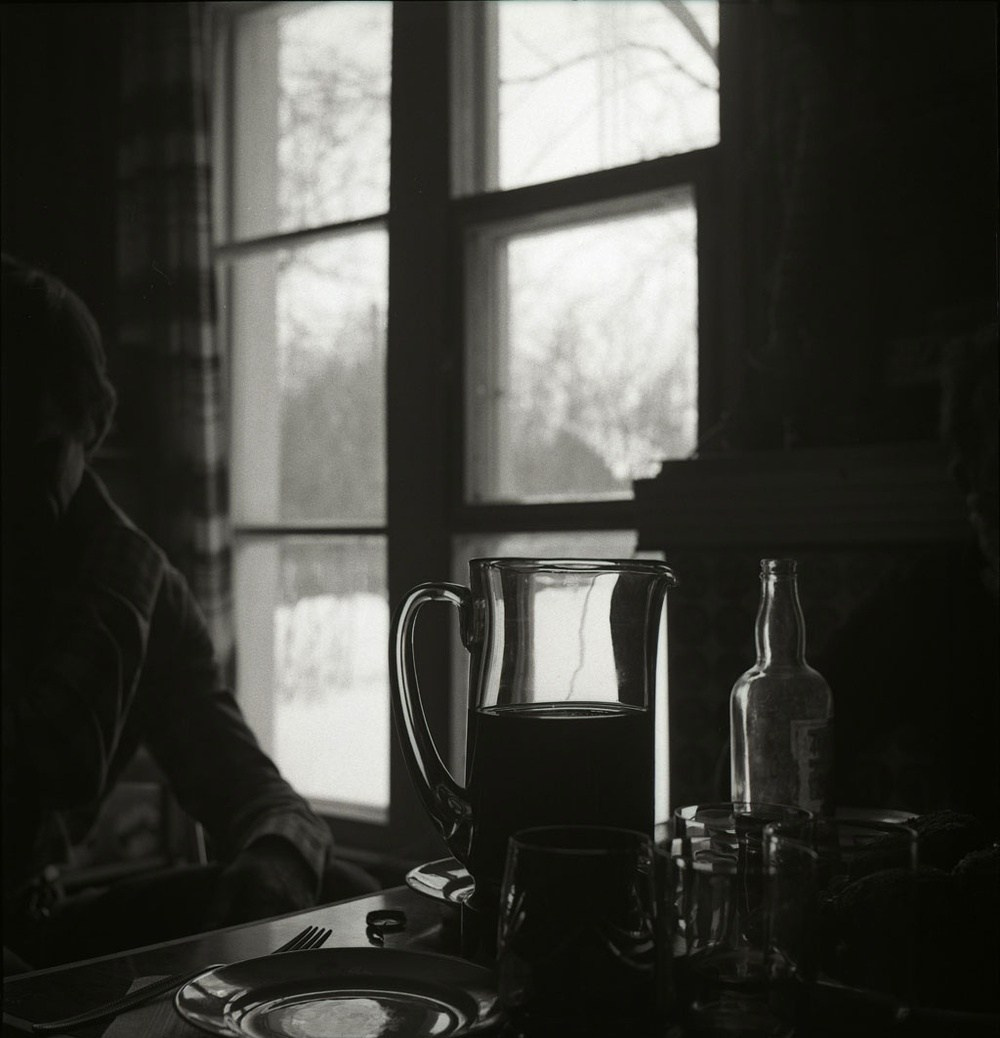 абстрактная черно-белая фотография с акцентом на световые пятна и текстуры