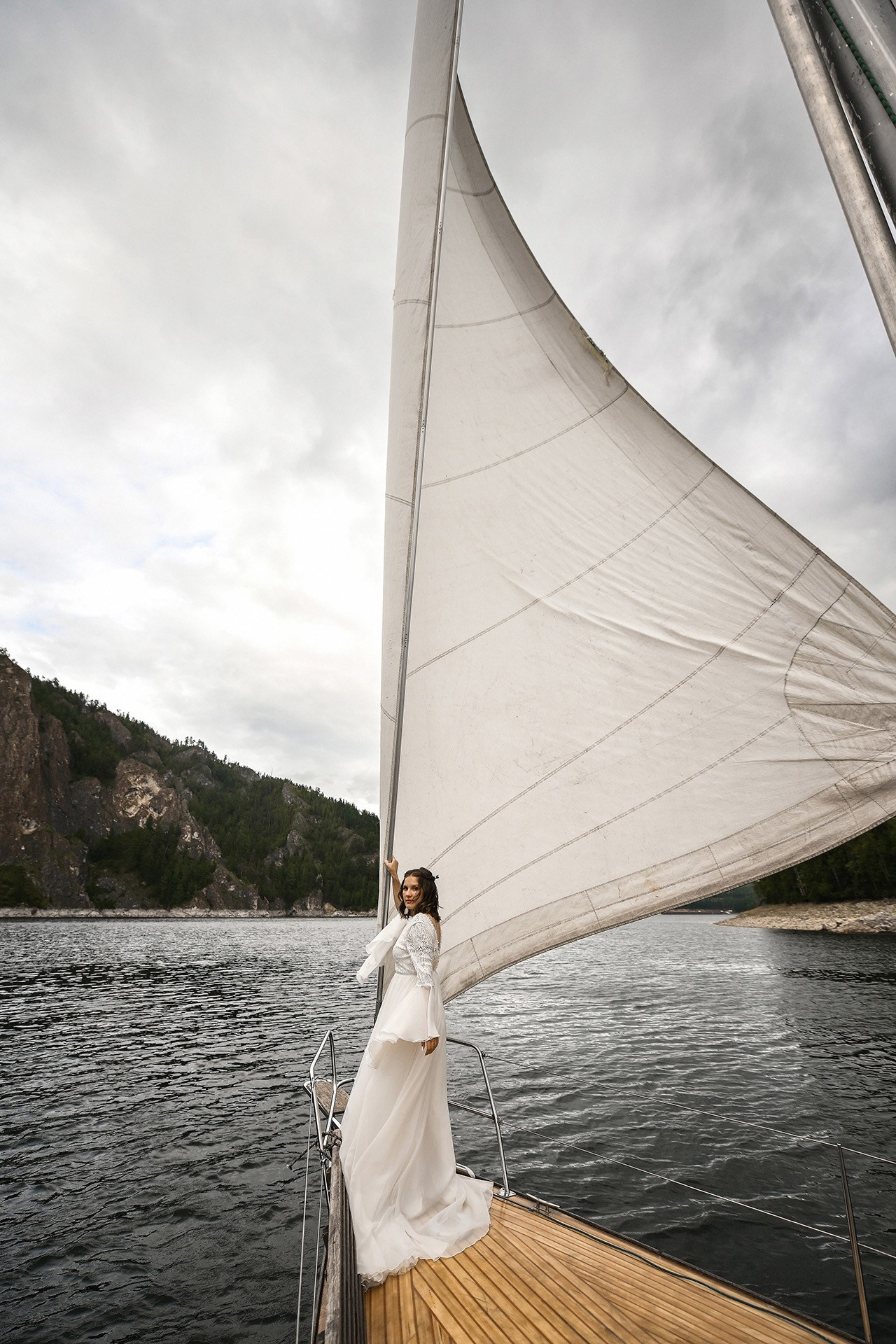 🌿 Влад и Влада — романтичная свадьба в лесу и на яхте | Камерная церемония в Красноярске. 📸 Свадебный и семейный фотограф в Красноярске Тихомиров Евгений | 17 лет опыта | 800+ свадеб