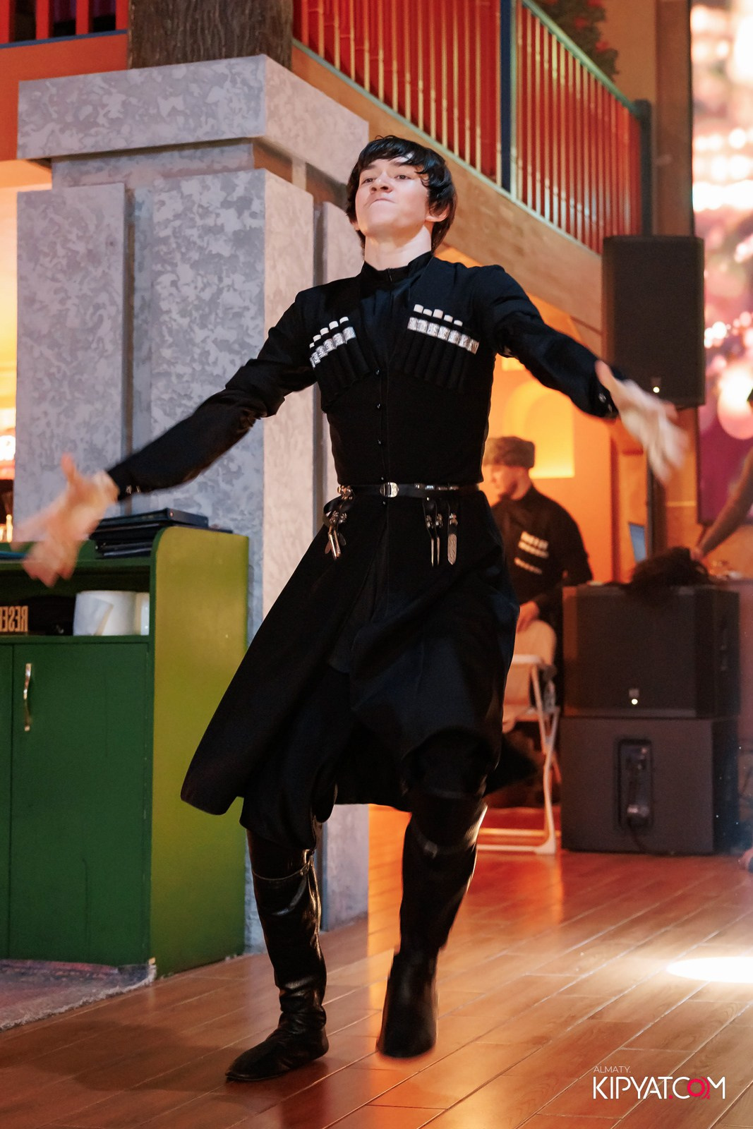 ГРУЗИНСКИЙ ДВОР НА КАБАНБАЙ БАТЫРА. КИПЯТКОМ АЛМАТЫ!