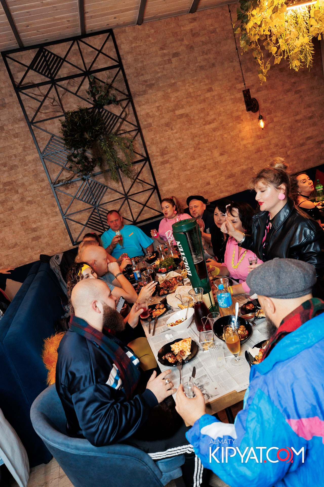 ВЕЧЕРИНКА 90Х КАФЕ CARAFE. КИПЯТКОМ АЛМАТЫ! Фотосъемка мероприятий в Алматы