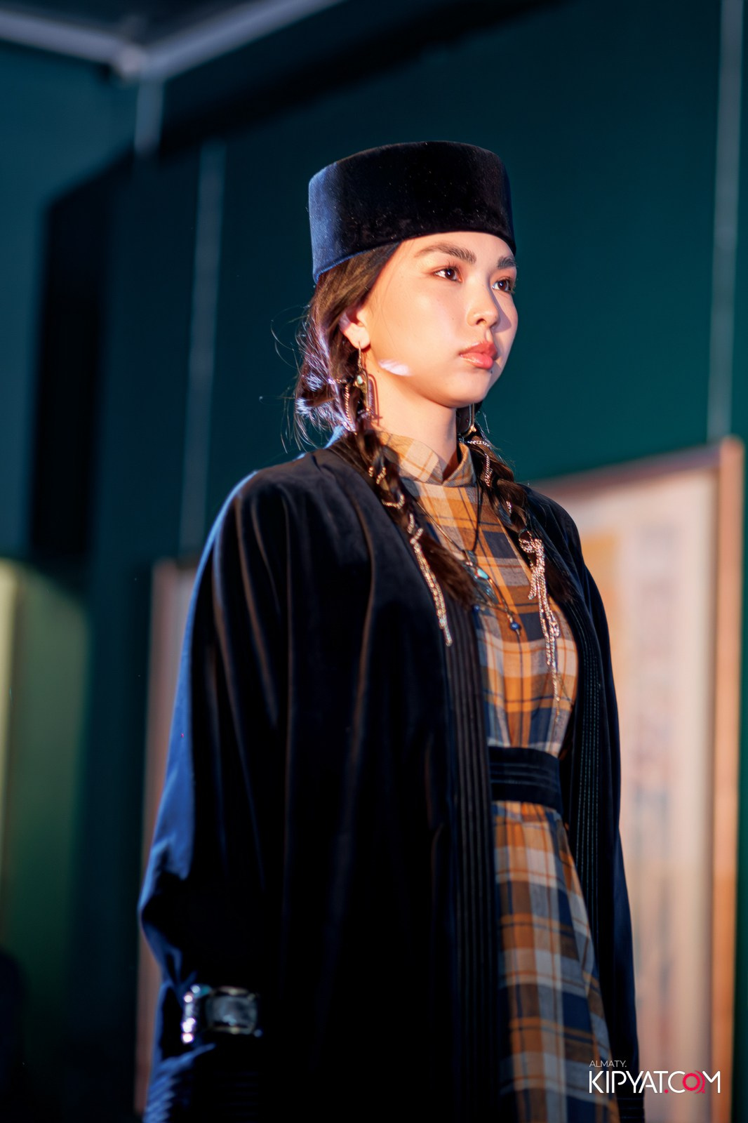 FASHION ПОКАЗ, КАЗАХСКОЙ НАЦИОНАЛЬНОЙ ОДЕЖДЫ. КИПЯТКОМ АЛМАТЫ!