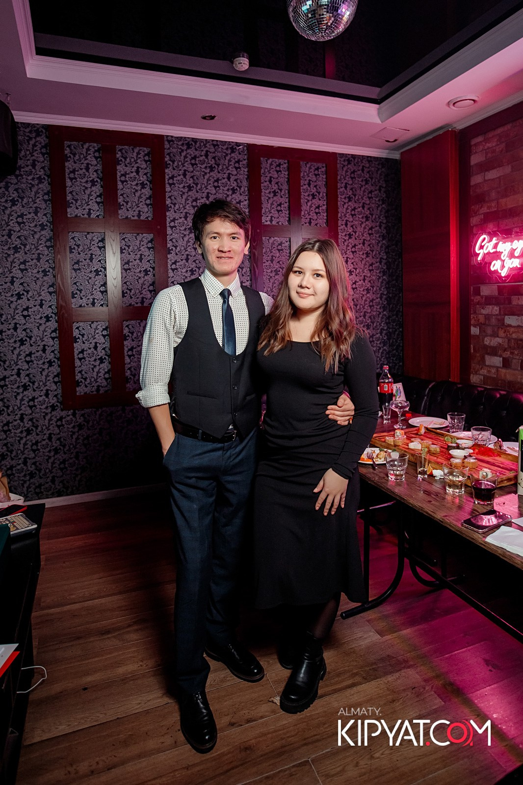 КАРАОКЕ-БАР РОЯЛЬ НА НУРМАКОВА. КИПЯТКОМ АЛМАТЫ!