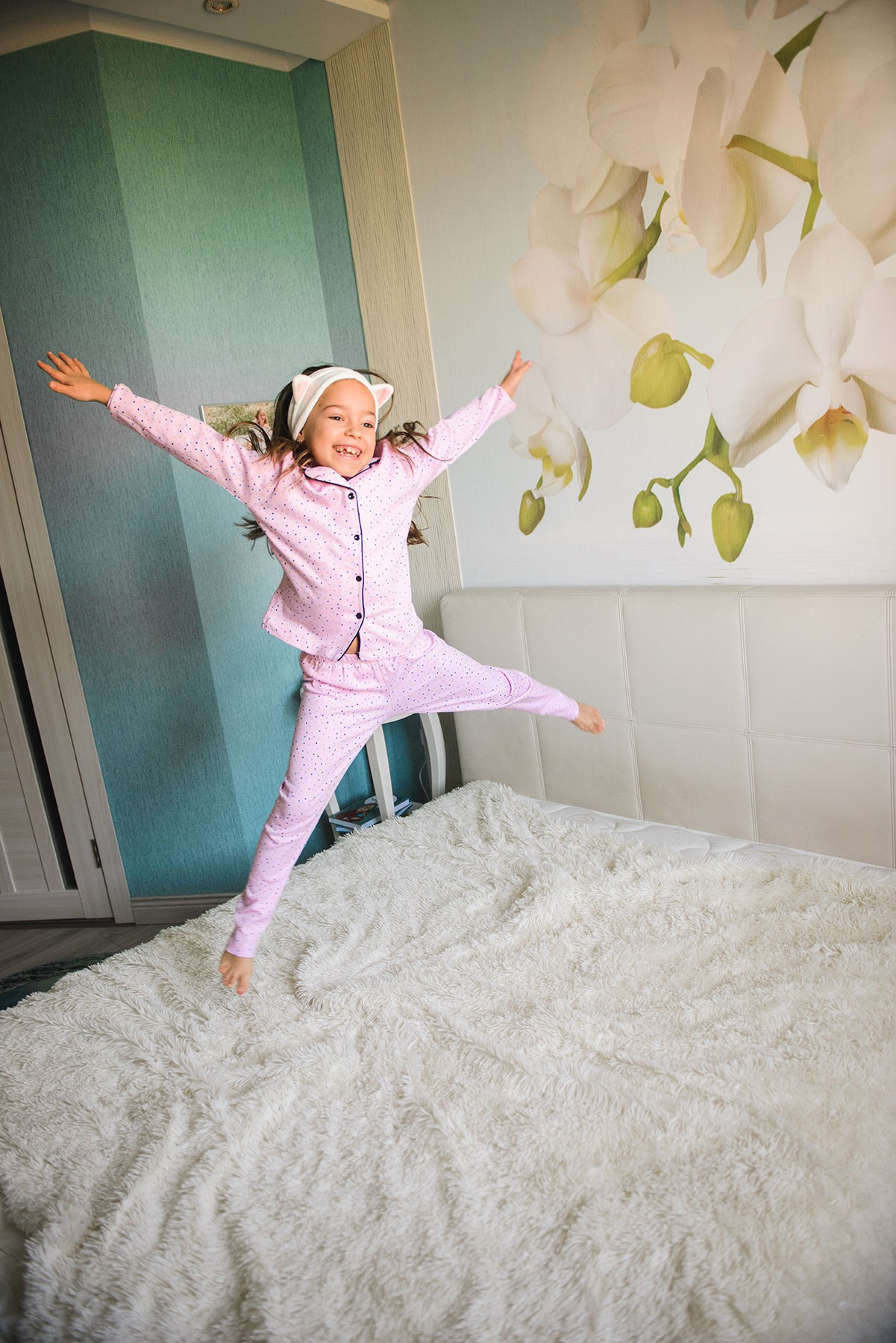 Family photo shoot at home , mom and daughter, in pajamas, Photographer Elena Carruthers, Scotland
