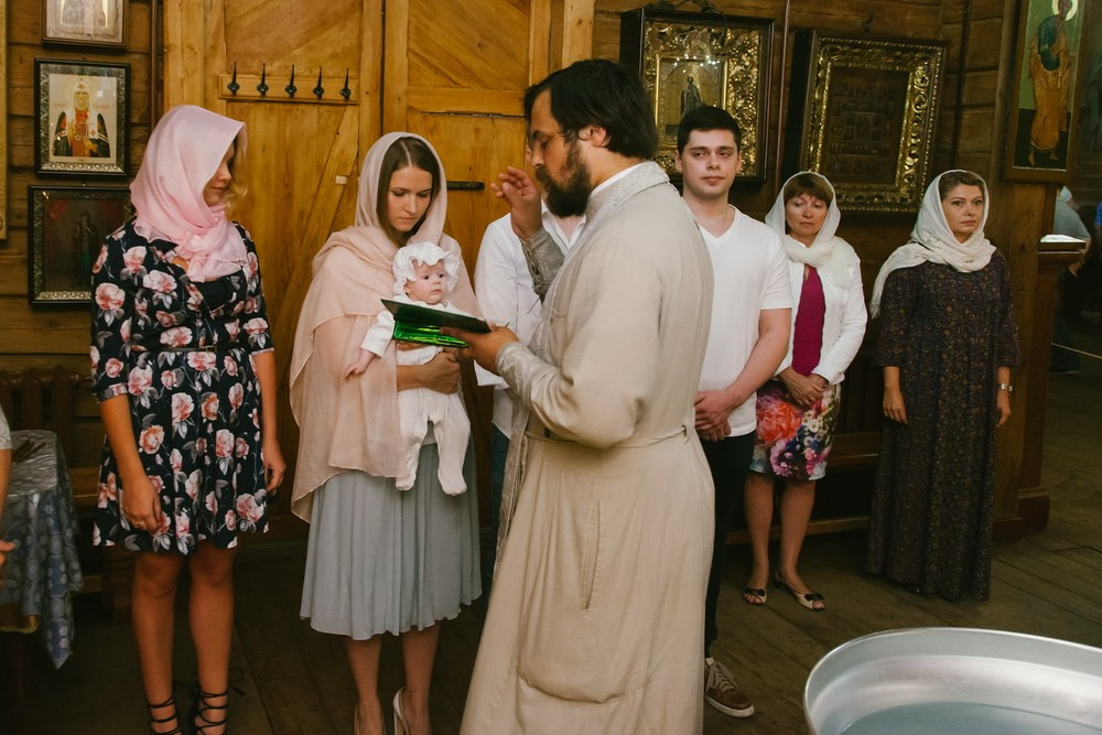 Крещение Церковь Иконы Божией Матери Казанской. Вырица. Фотограф на крещение в Санкт Петербурге