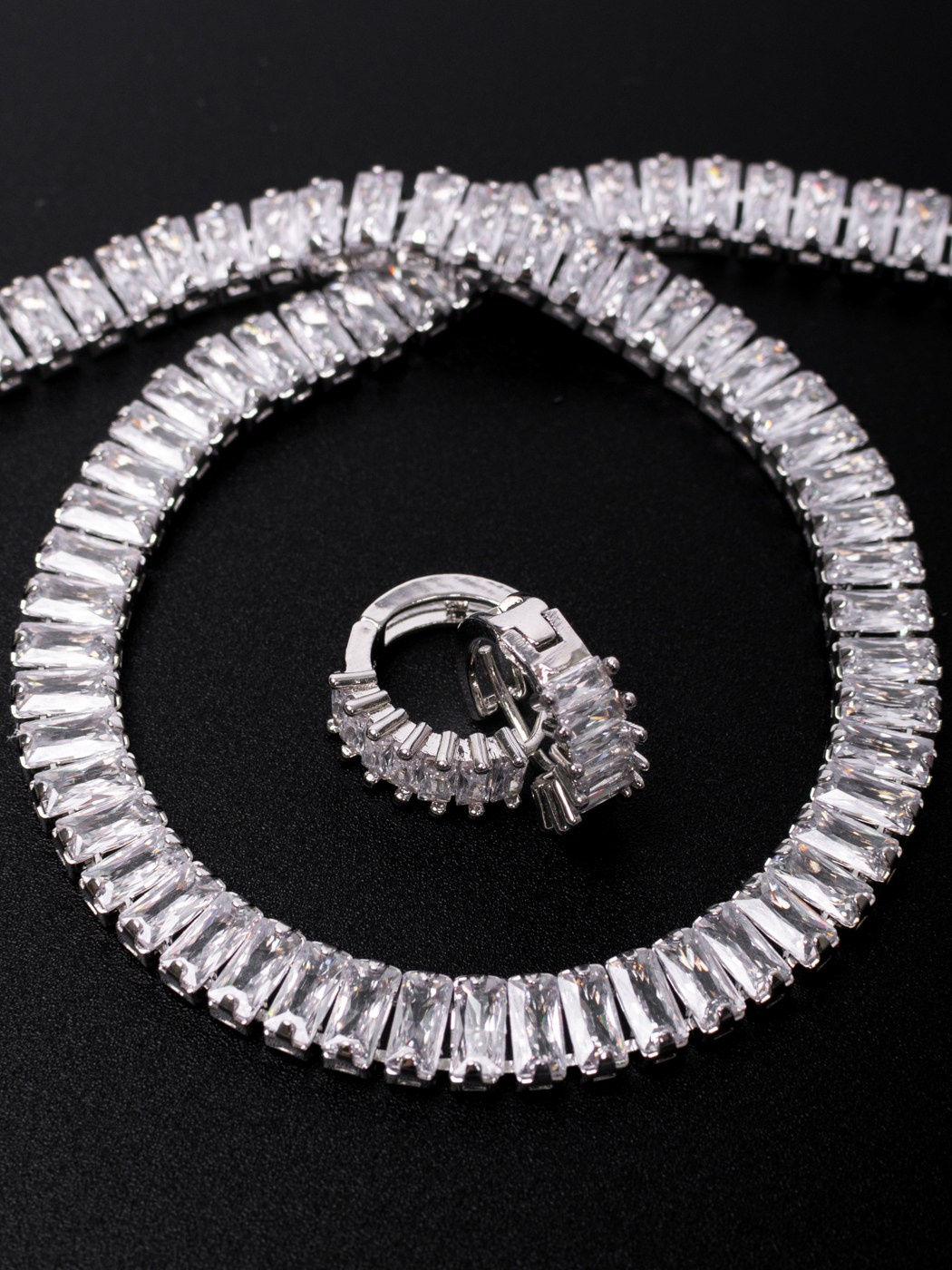 Снять украшения на черном фоне