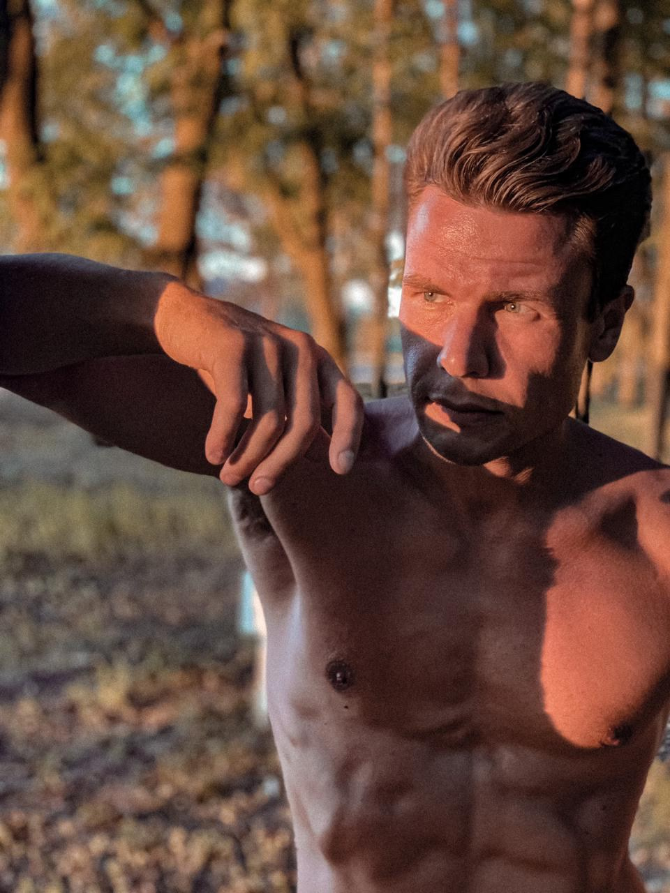 Мужчина модель на солнце