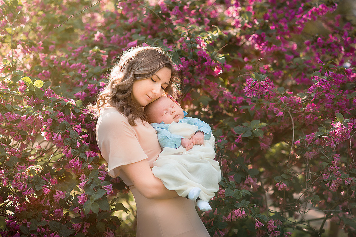 Семейная фотосессия мамы с малышом на природе, семейный фотограф
