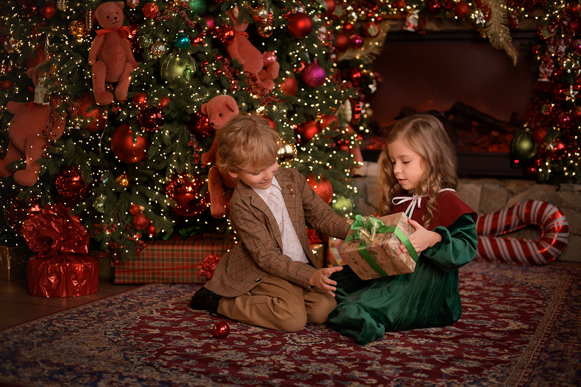 Новогодняя семейная фотосессия в студии. Домашняя новогодняя фотосессия. Заказать фотосессию